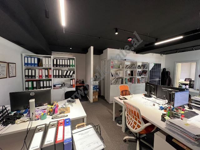 Zyre me qira ne rrugen Thimi Mitko ne Tirane.

Ndodhet ne katin e dyte te nje godine biznesi, me h